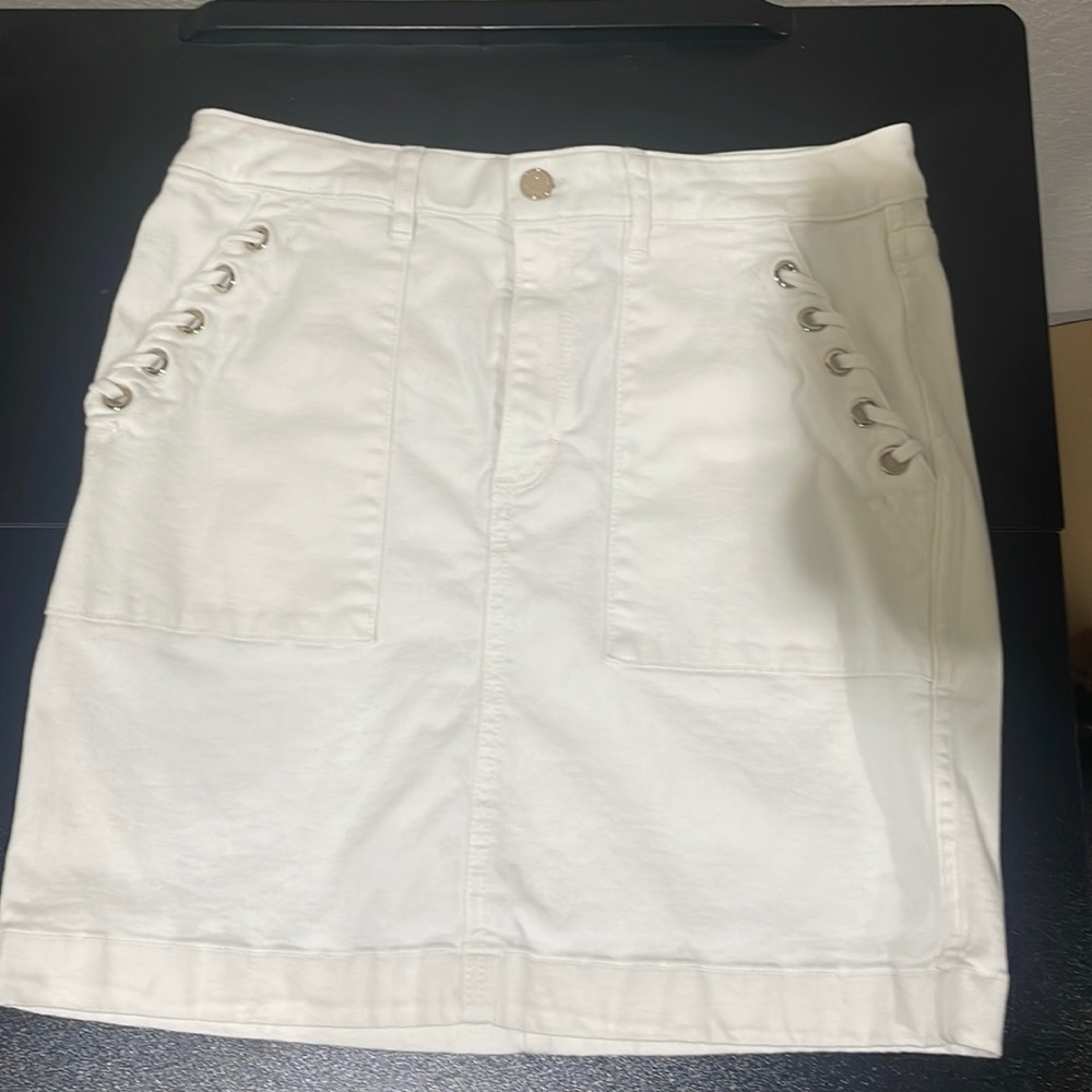 Beautiful WHBM white skirt. Size 8